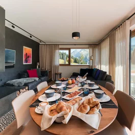 Moderne Wohnküche mit Terrasse und Bergblick