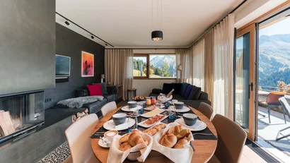 Moderne Wohnküche mit Terrasse und Bergblick