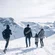 Familie wandert durch verschneite Berglandschaft