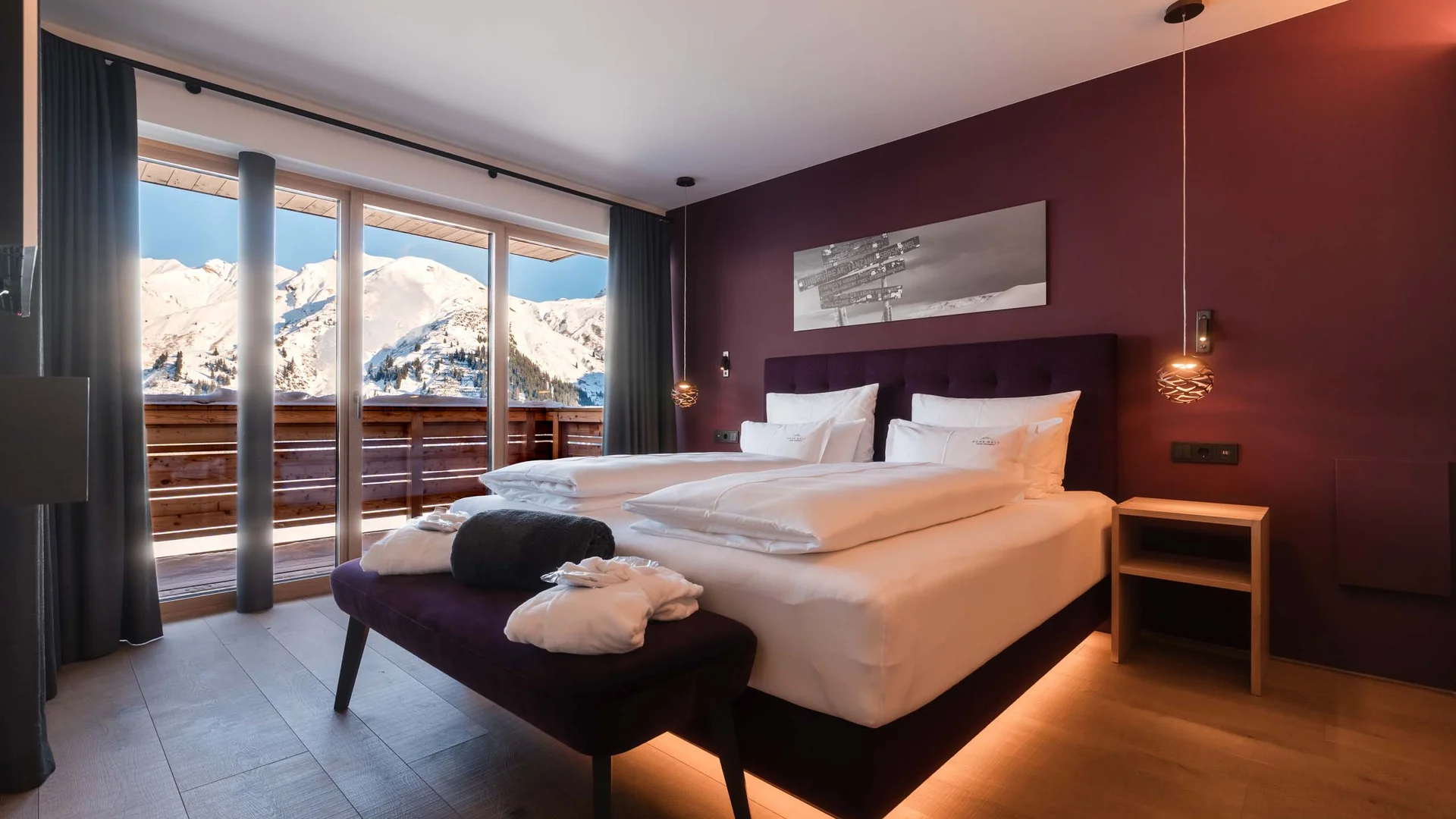 Modernes Schlafzimmer mit Bergblick, Doppelbett und Balkon